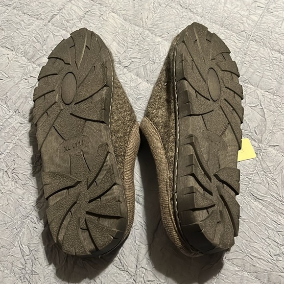 NWT Women’s Sonoma slippers gray size XL -11 charcoal faux fur line rubber sole - Picture 7 of 8